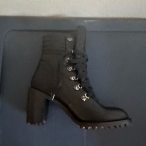 Boots size 9 medium. Never worn.